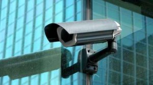 Une caméra de surveillance installée à l'extérieur de l'endroit à sécuriser