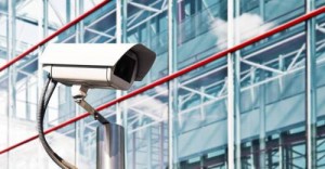 Une caméra de surveillance installée à l'extérieur